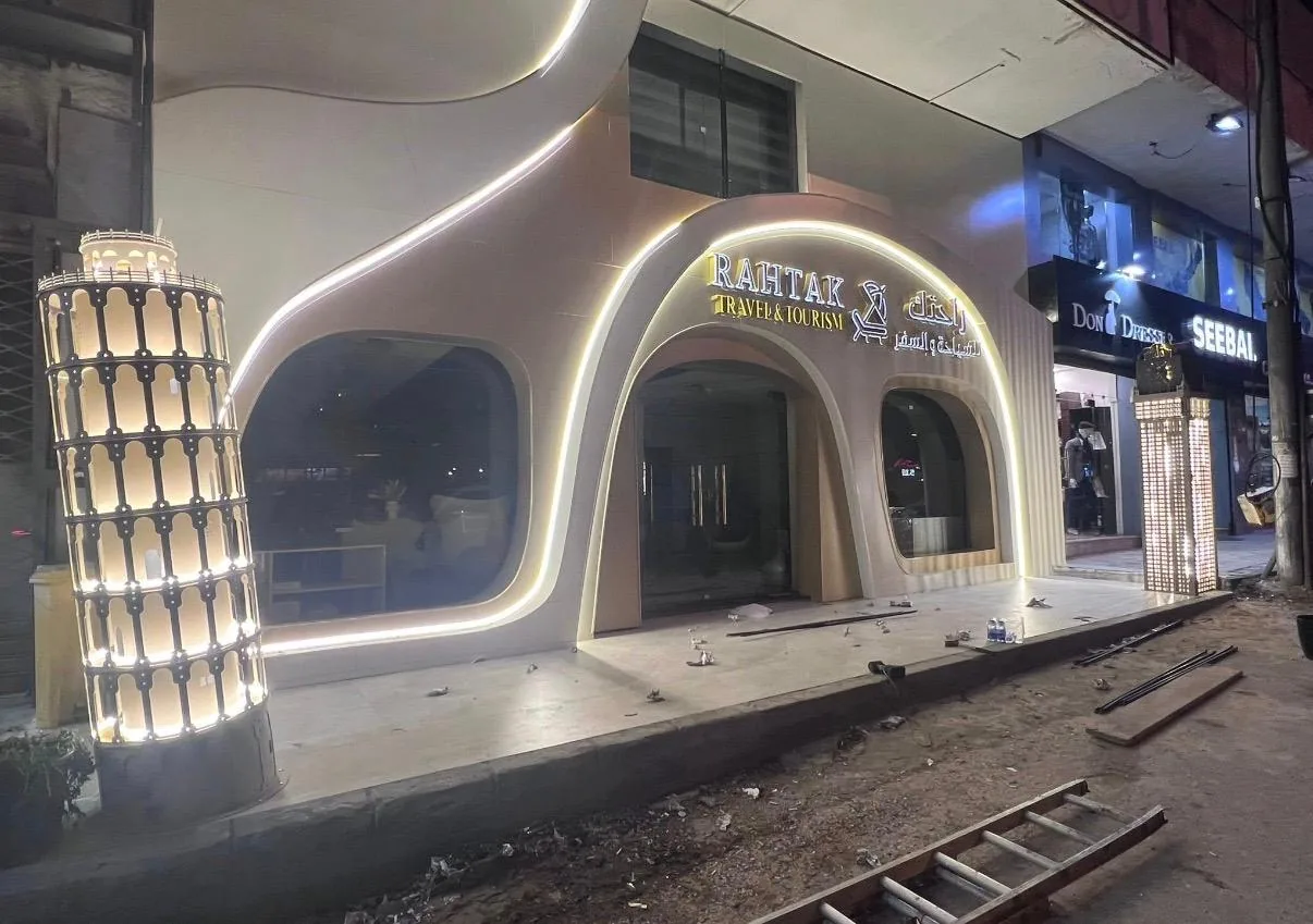 Rahtak Travel shopfront – Alucobond cladding and illuminated letters by Al Reef Advertising Industry